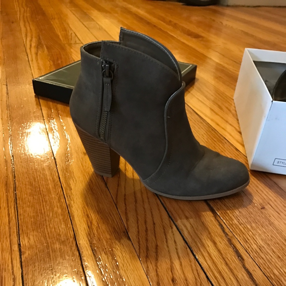 Qupid grey suede booties